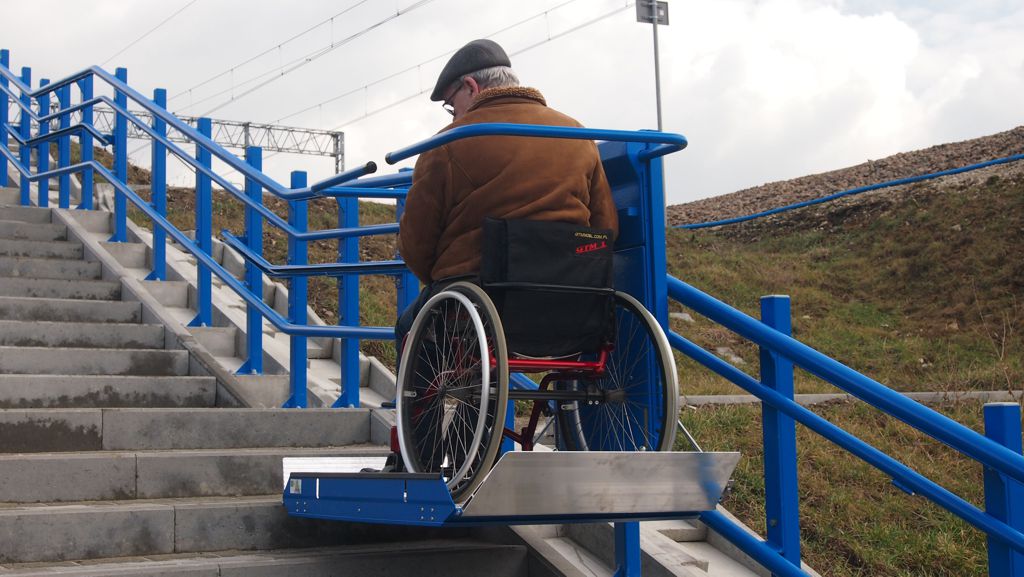 Montaż platformy przyschodowej, montaż platformy schodowej dla niepełnosprawnych